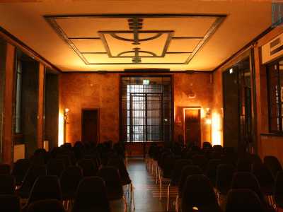 A parte la sala principale, merita una visita l'ex "sala accettazioni telegrammi", oggi riservata a riunioni e conferenze con circa un centinaio di posti a sedere. Racchiusa da pareti in marmo marrone sabbia, presenta ancora parte dell'originaria pavimentazione a mosaico